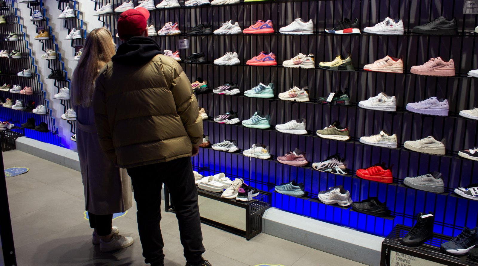 douche Grommen Specialiteit Adidas blijft gewoon Yeezy-schoenen verkopen.