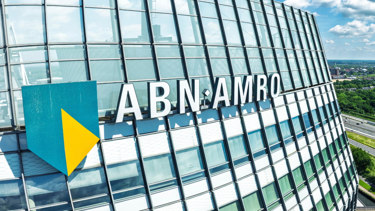 Nederlandse staat halveert belang in ABN AMRO tot 10,5 procent ...