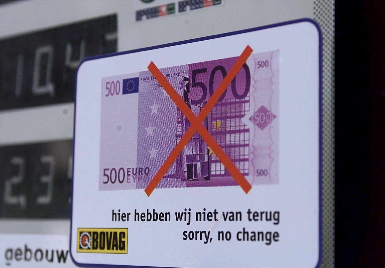 Een affiche in een Nederlandse etalage toont een briefje van 500 euro met een rood kruis door en de boodschap dat het niet aanvaard wordt.