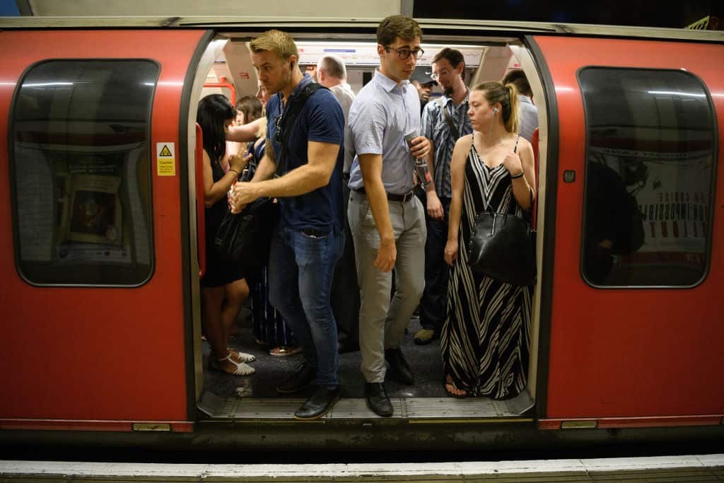 Metro vol mensen in Londen.