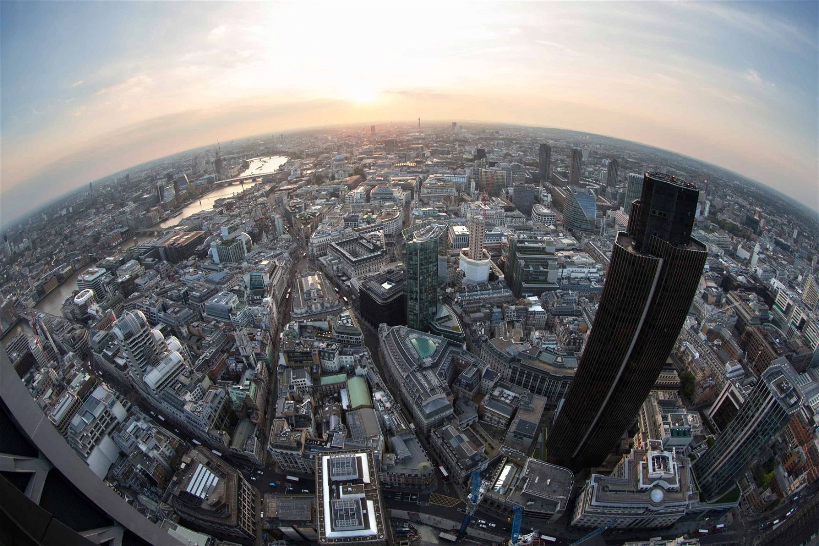 Zonsondergang boven financiële wijk van Londen.