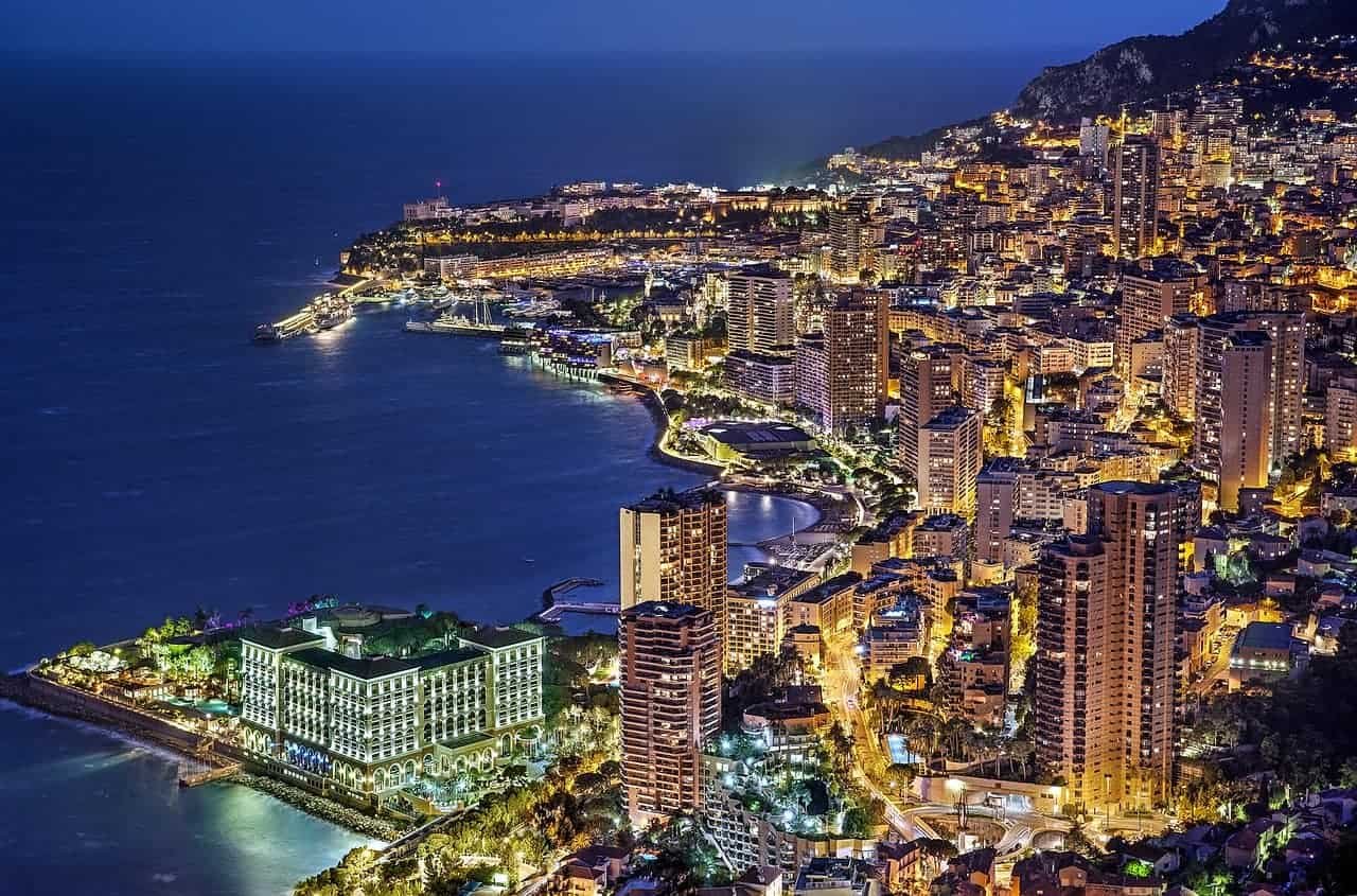 Une image nocturne de Montecarlo, skyline de Monaco.