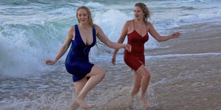 women look alike twin sisters ocean decolte