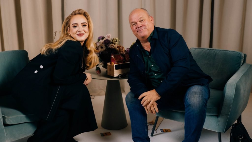 Adele op bezoek bij Paul de Leeuw voor exclusief en openhartig interview
