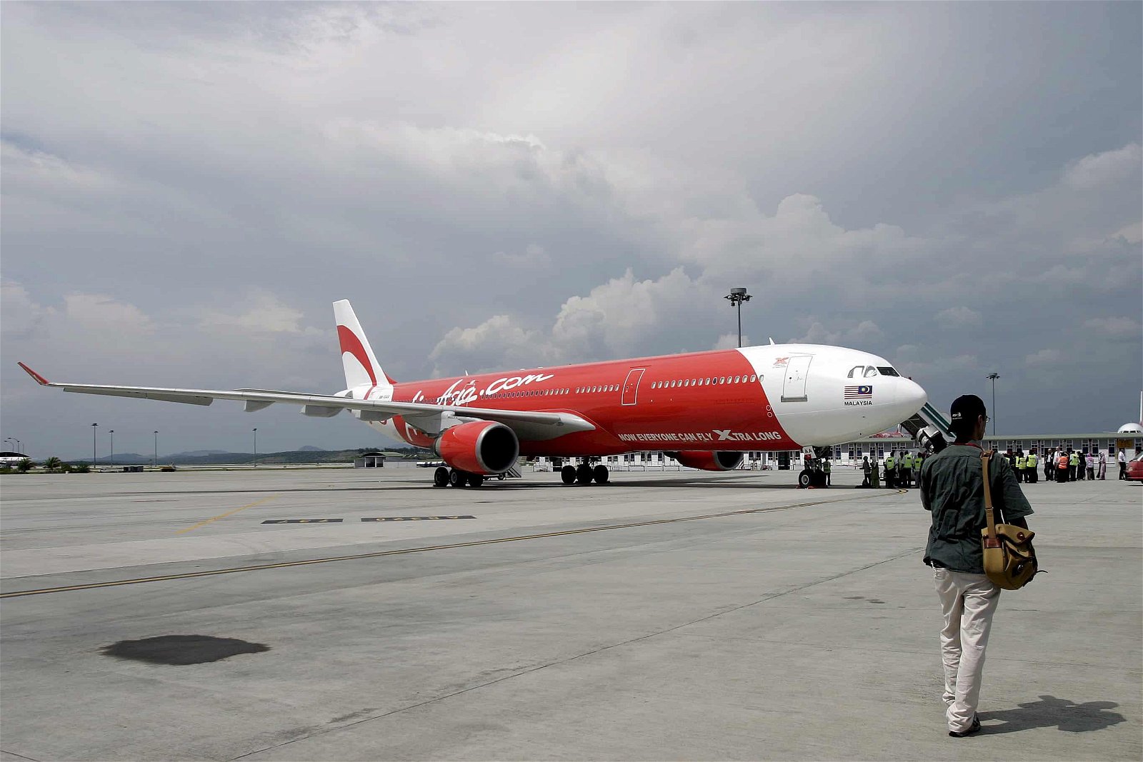 Un homme se dirige vers un avion AirAsia X.