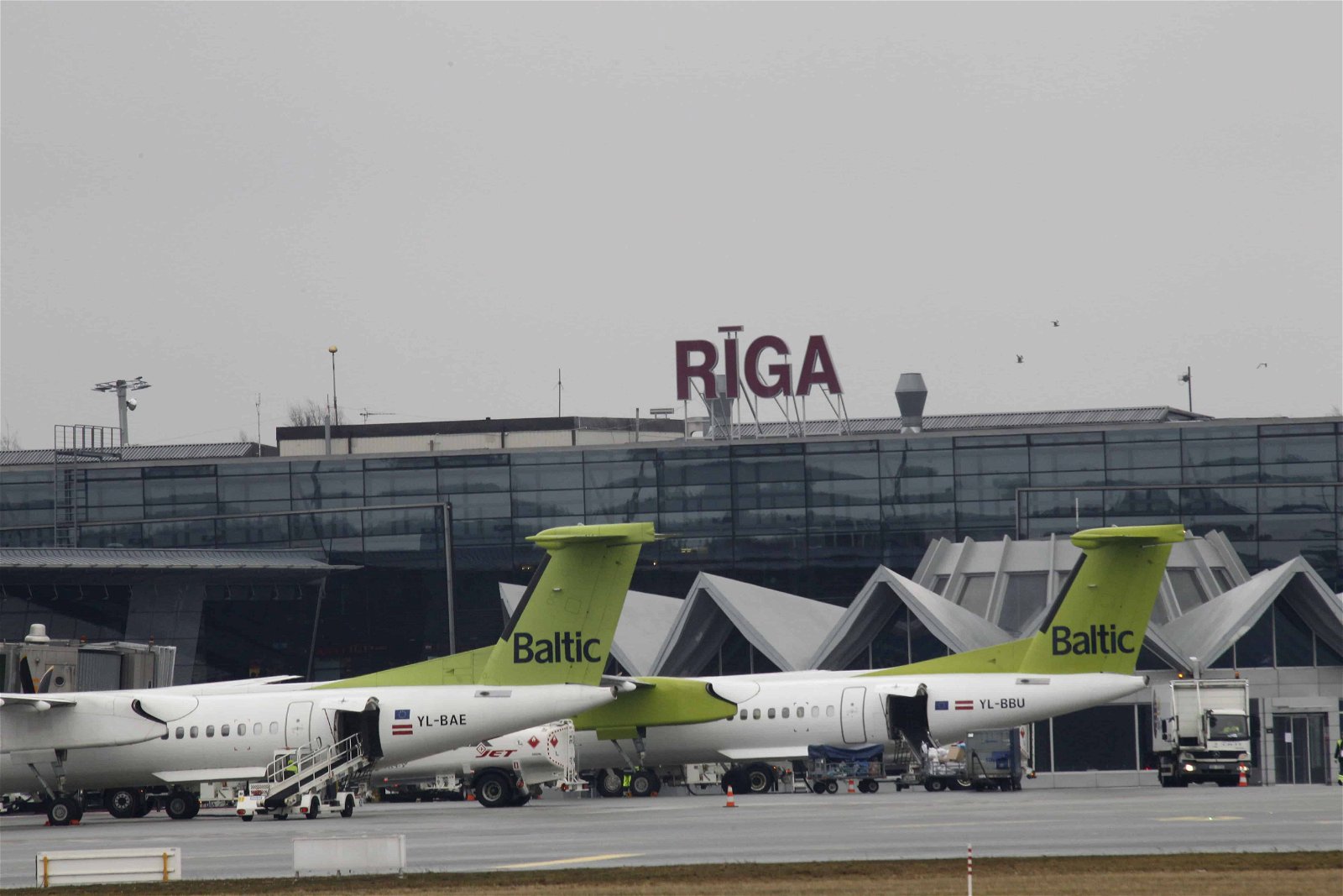 Vliegtuigen van Air Baltic staan op de luchthaven van Riga.