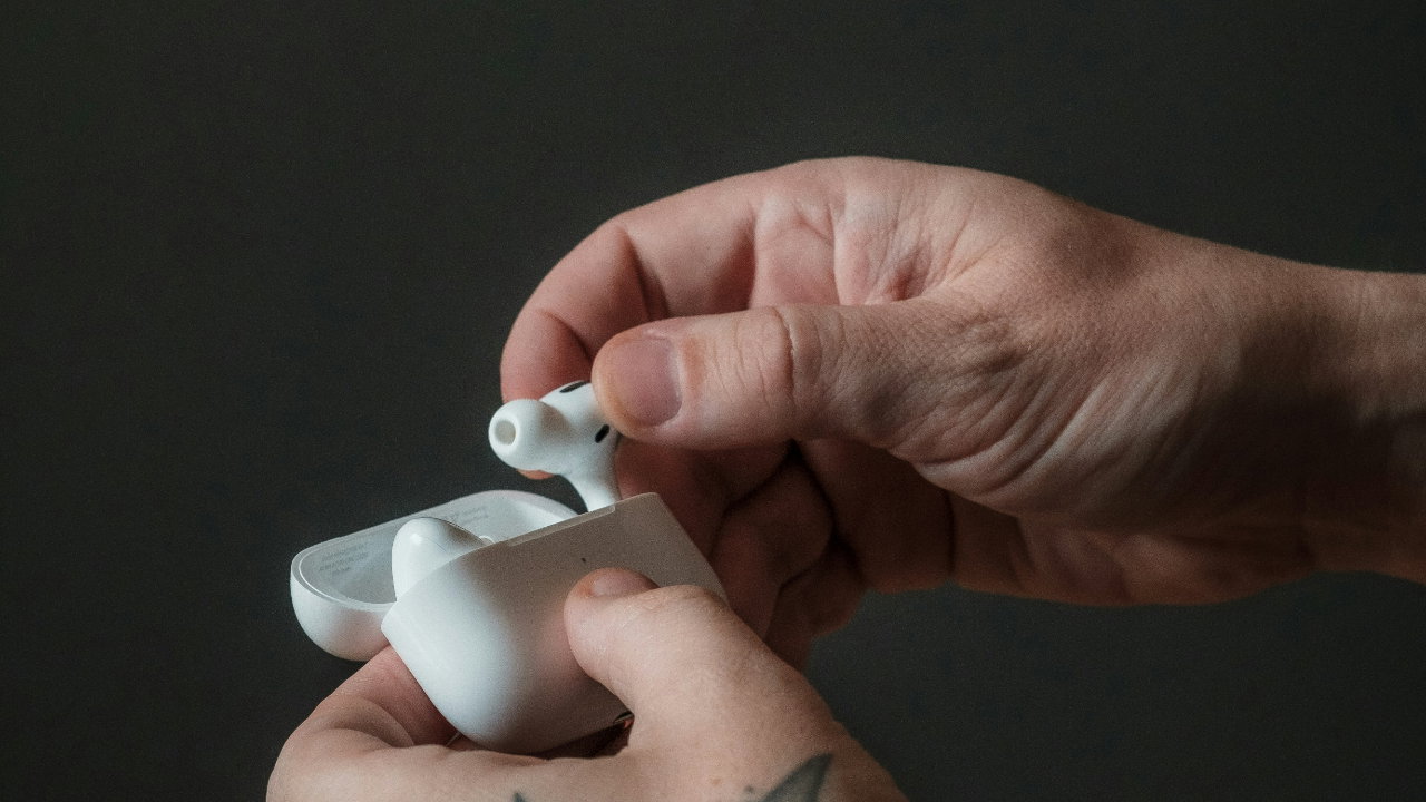 Apple Plans Camera-Equipped AirPods to Enhance Siri’s Visual Intelligence
