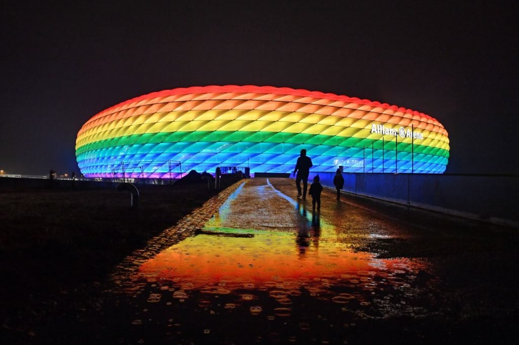 UEFA verbiedt Allianz Arena in regenboogkleuren bij EK ...