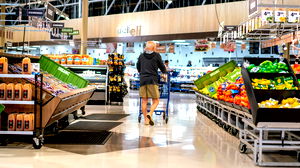 Amerikaanse consumenteneconomie onder druk door stijgende kosten, gevolgen shutdown en risico op recessie