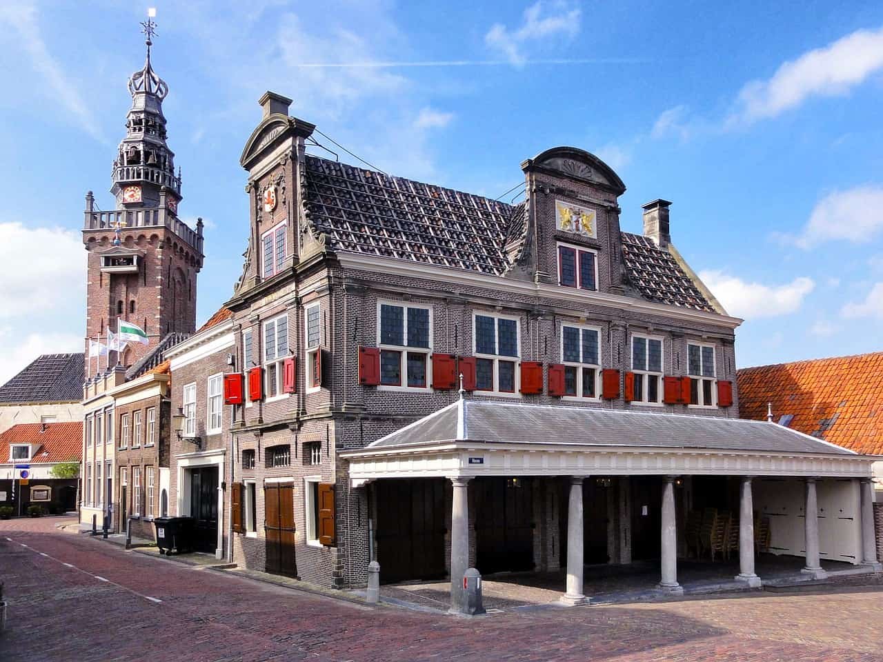 Een gebouw met een afdakje in Appingedam.