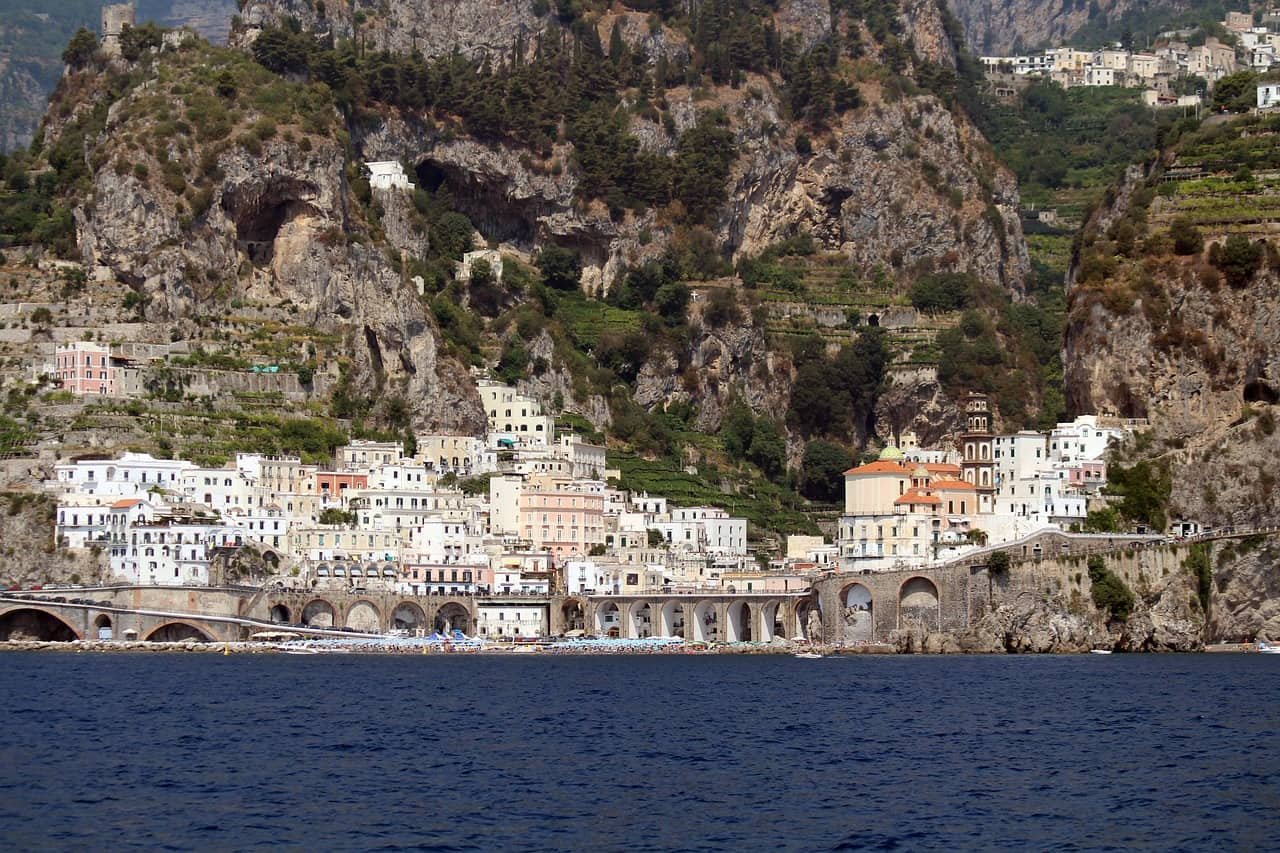 Het dorpje Atrani met pastelkleurige huisjes ligt langs de rotskust. Het is een van de mooiste Italiaanse dorpjes.