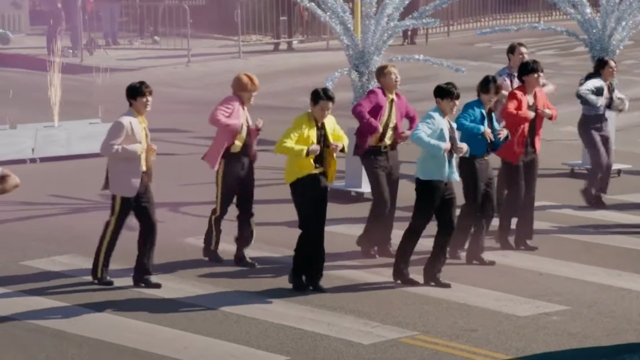 BTS houdt hilarisch 'Crosswalk Concert' met James Corden - Newsmonkey