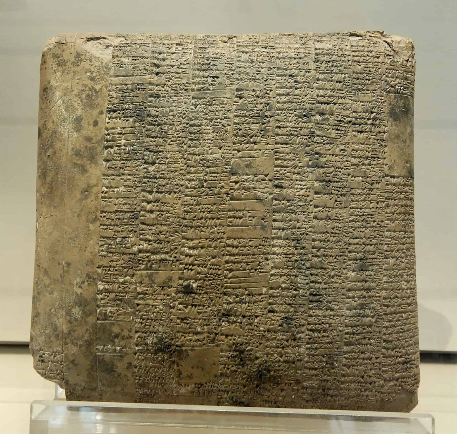 Une vieille tablette dans laquelle du texte est gravé.