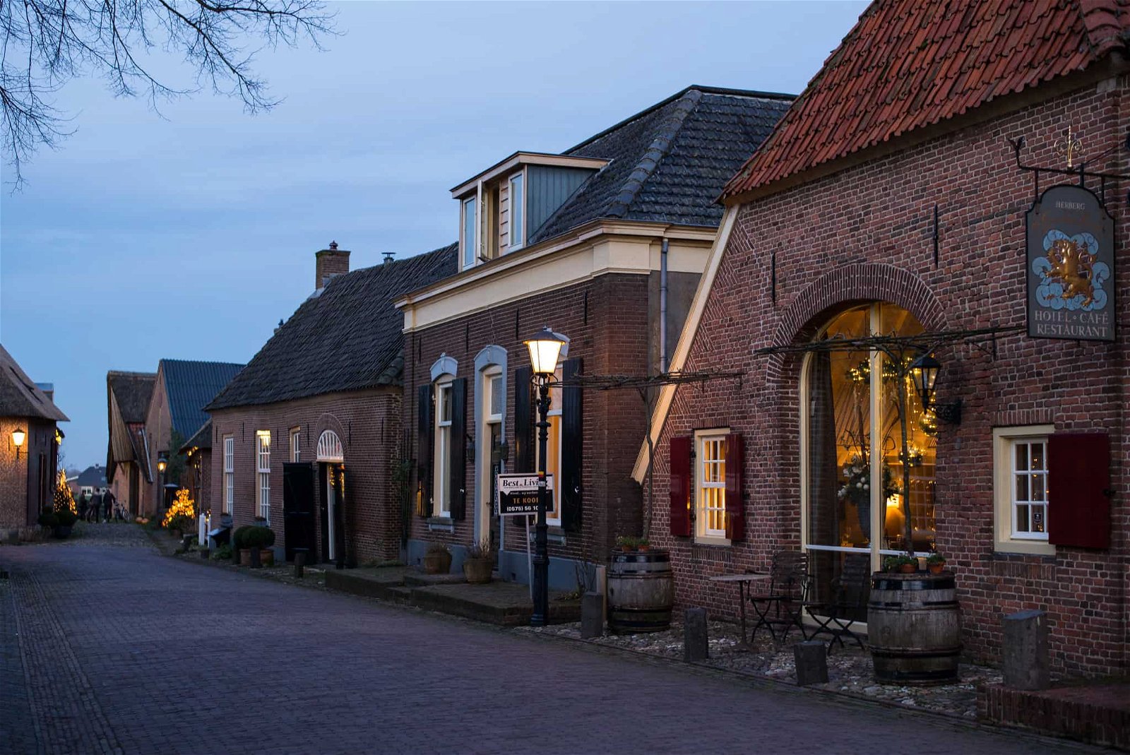 Een huisje in de avondschemering in Bronkhorst, een van de mooiste dorpjes van Nederland.