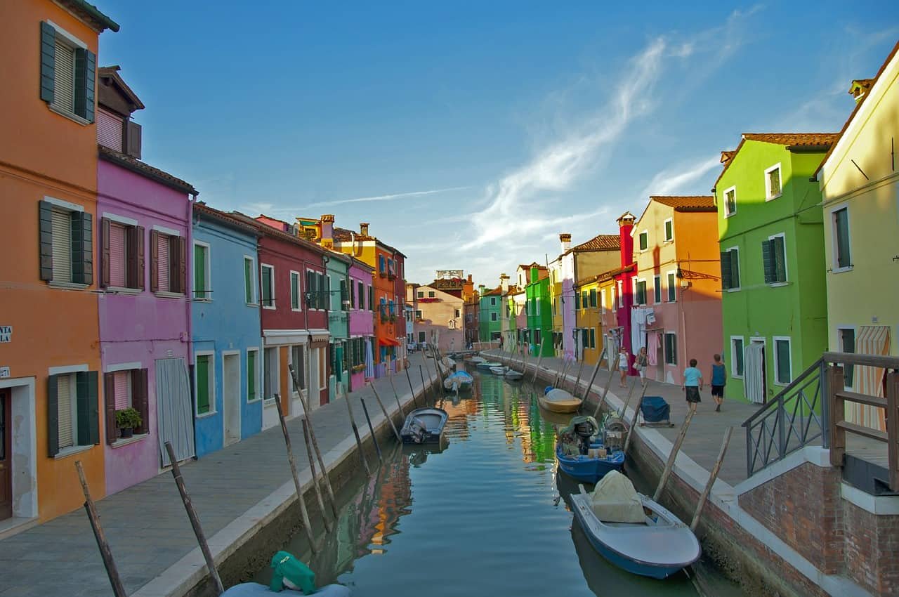 Gekleurde huisjes langs een kanaal in Burano, een van de mooiste Italiaanse dorpjes.