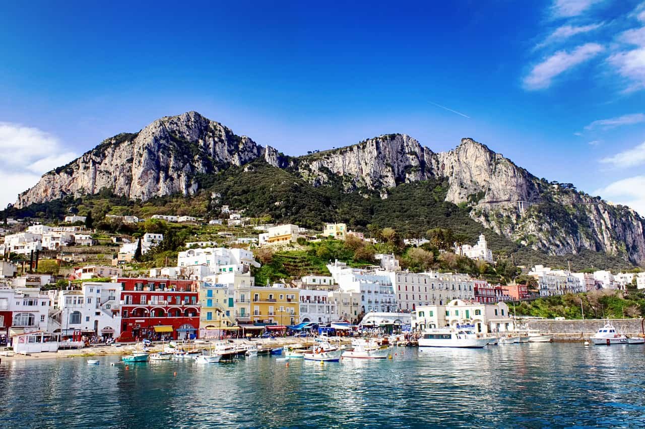 Le port de Capri avec les montagnes en arrière-plan, l