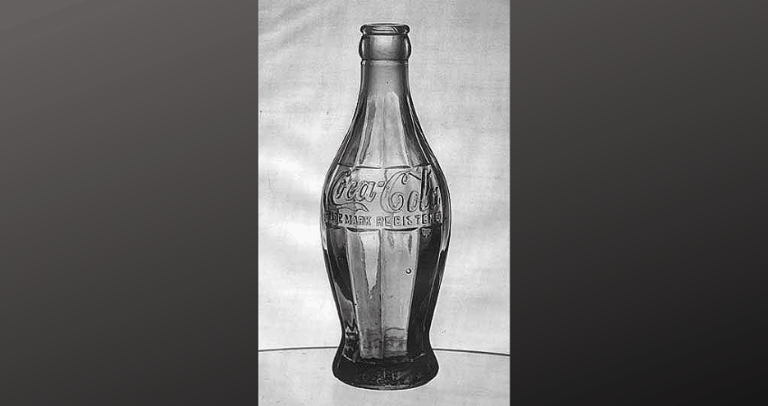 Une des toutes premières bouteilles de Coca-Cola, en forme de fève de cacao.