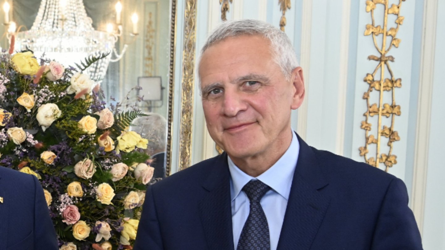 Voor wie Kris Peeters al wat vergeten was, hij heeft weer geld in de