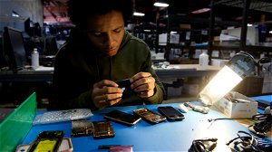 Dit jaar zullen zo’n 5 miljard smartphones vuilbak in belanden, in plaats van gerecycled te worden