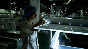 Ruimtevaartbedrijf van Jeff Bezos wil zonnepanelen bouwen uit maansteen