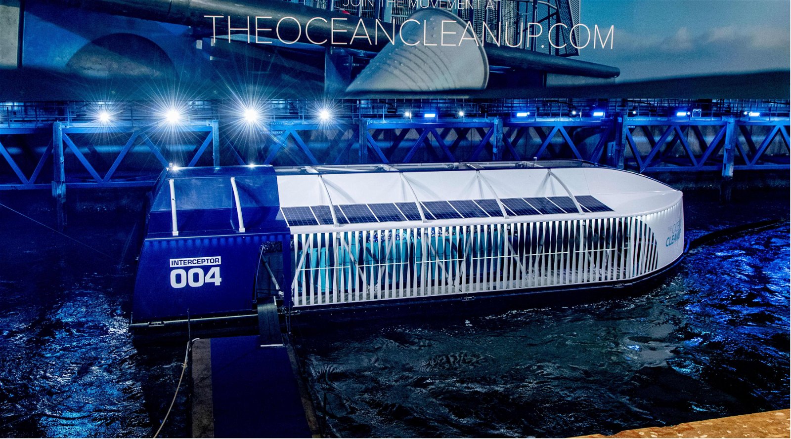 Perahu listrik ini “memakan” sampah plastik dan membersihkan laut