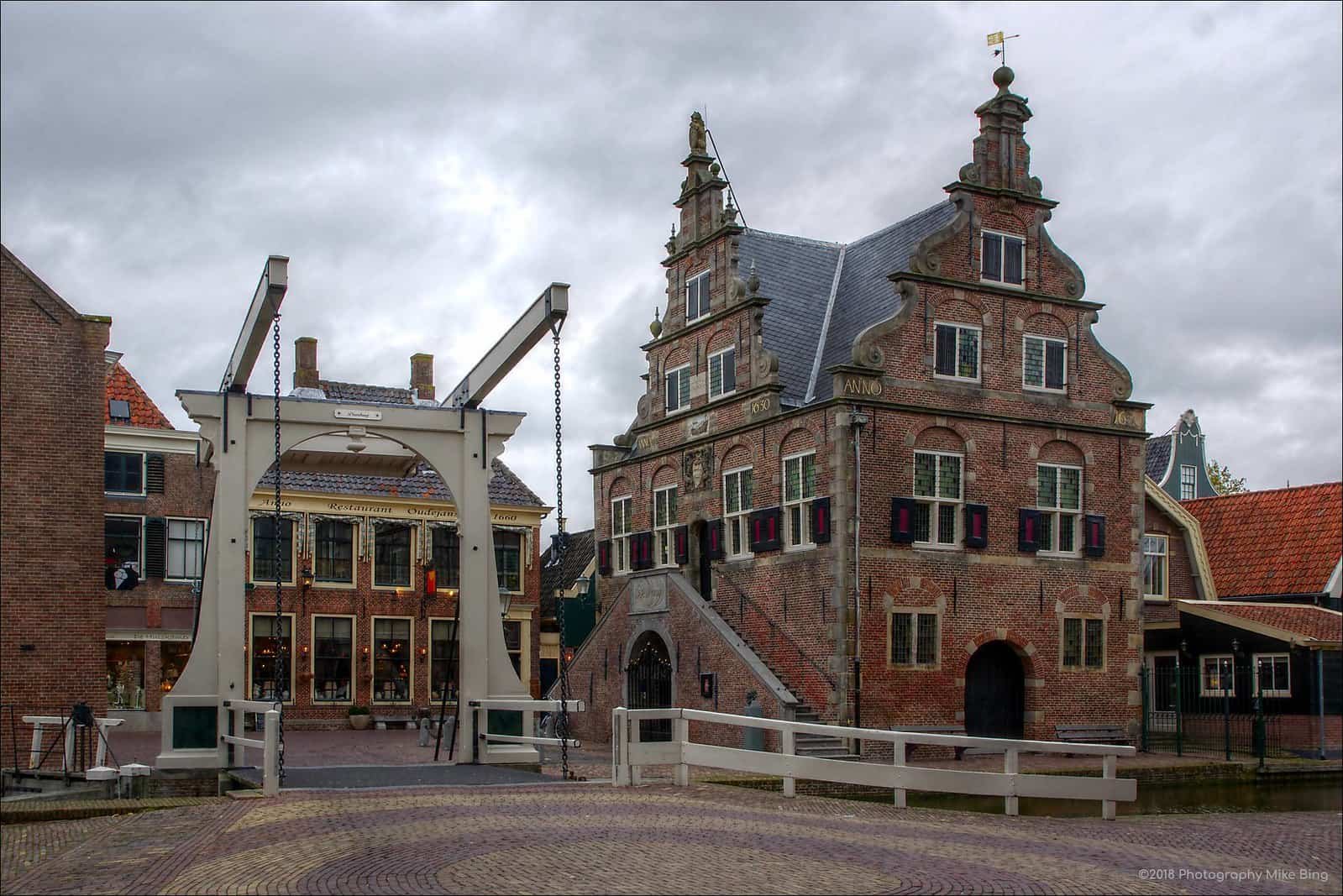 Een ophaalbrug en een historisch gebouw in De Rijp, een van de mooiste Nederlandse dorpjes.