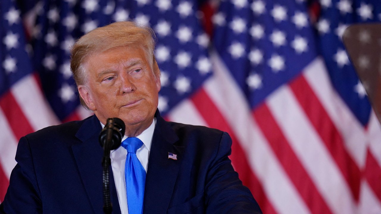 Trump geeft per ongeluk verlies toe in live-speech en probeert het