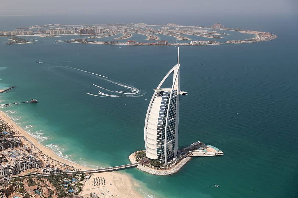 Gebouw in vorm van zeil op artificieel eiland in Dubai.