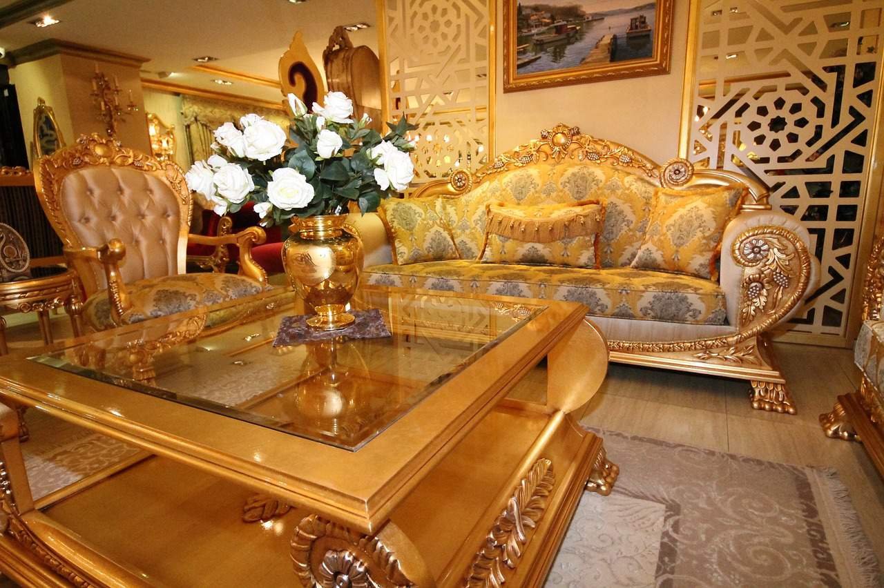 Goudkleurige zetels en een tafel in Dubai.