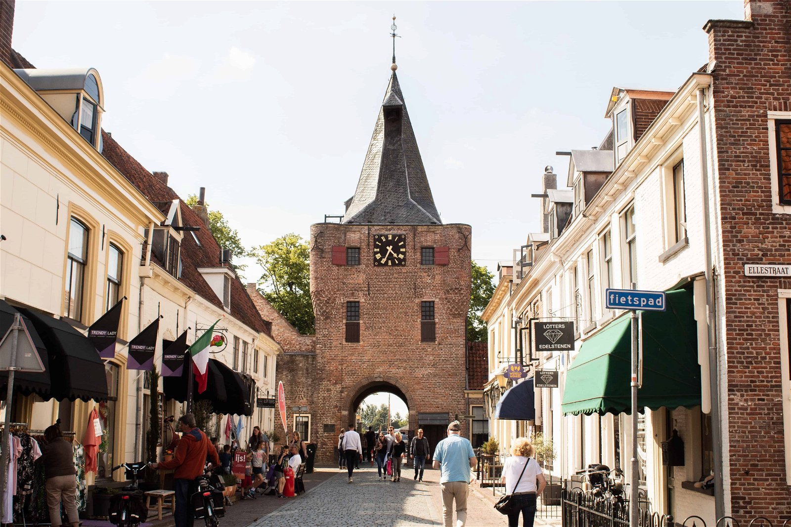 Een toegangspoort in een straat van Elburg, een van de mooiste Nederlandse dorpjes.