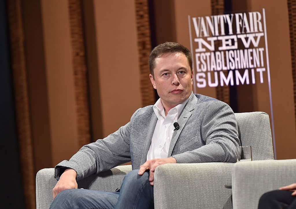 Elon Musk est assis sur un siège lors d
