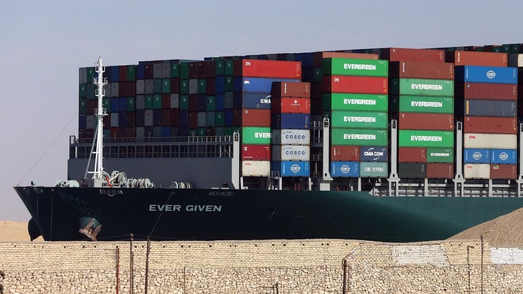 Canal de Suez enfin une solution pour les 18.000 conteneurs bloqués