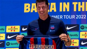 goedkeuren verkopen Rubriek Fanshop FC Barcelona heeft tekort aan letters 'W' nadat fans massaal truitje  Lewandowski willen kopen - Business AM
