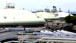 Le Japon renforce sa sécurité énergétique grâce à des réserves mensuelles de GNL