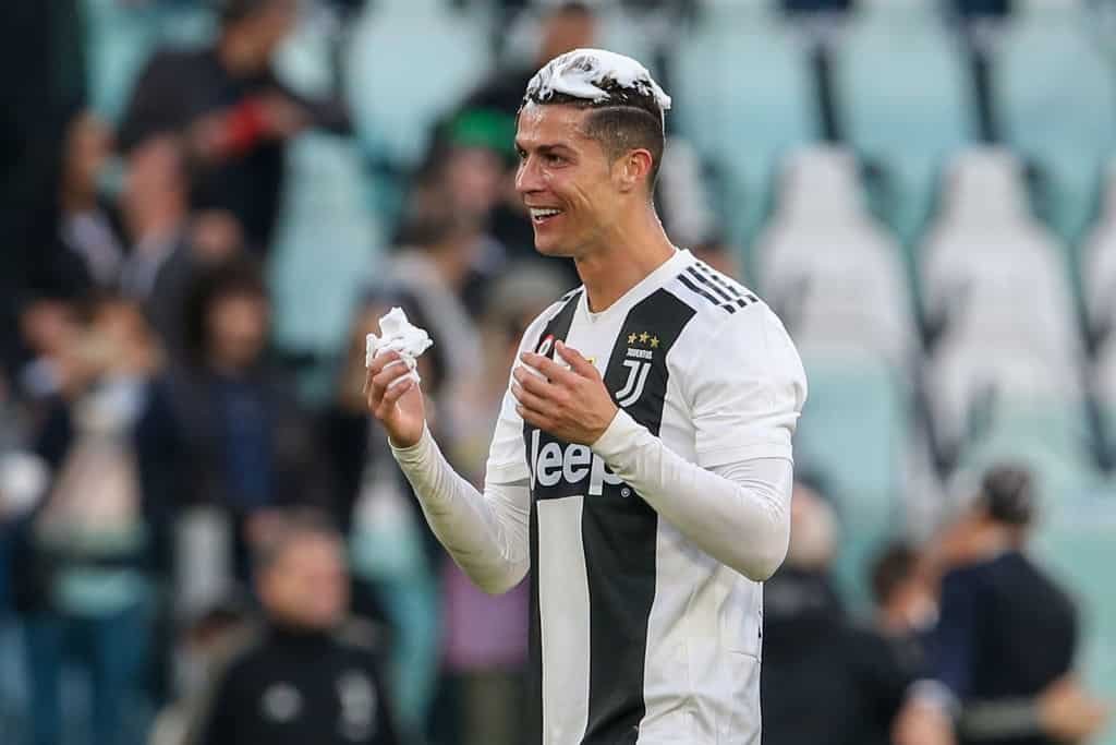 Voetballer Cristiano Ronaldo lacht met schuim op zijn hoofd in het shirt van Juventus Turijn. Hij heeft de meeste fans op Facebook.