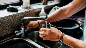 Drinkwater tot 15 procent duurder dit jaar