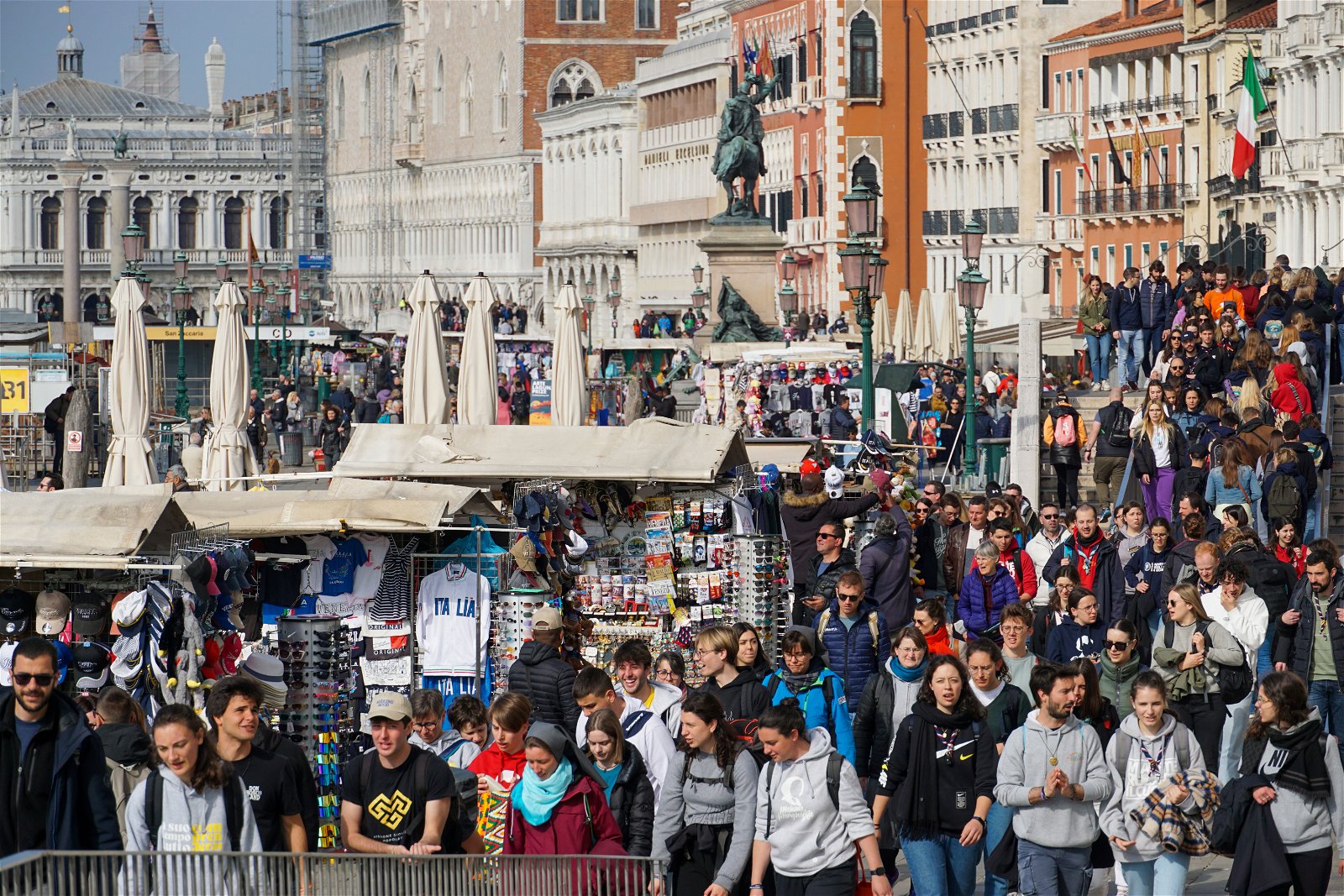 Le Grand Ras Le Bol Du Tourisme De Masse De Plus En Plus De Villes Ou De Régions Veulent 5965