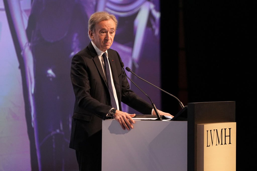 Fil d'Algérie - Bernard Arnault, PDG de Louis Vuitton, devient l'homme le  plus riche du monde et détrône Elon Musk, selon le classement établi par le  magazine Forbes. Une fortune de 185,1