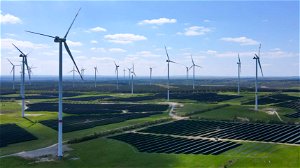 L’ombre des éoliennes réduit la rentabilité des panneaux solaires : « Jusqu’à 50% de pertes d’énergie »