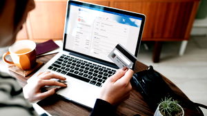 Een op vijf jongeren regelt bankzaken liever in een kantoor dan online