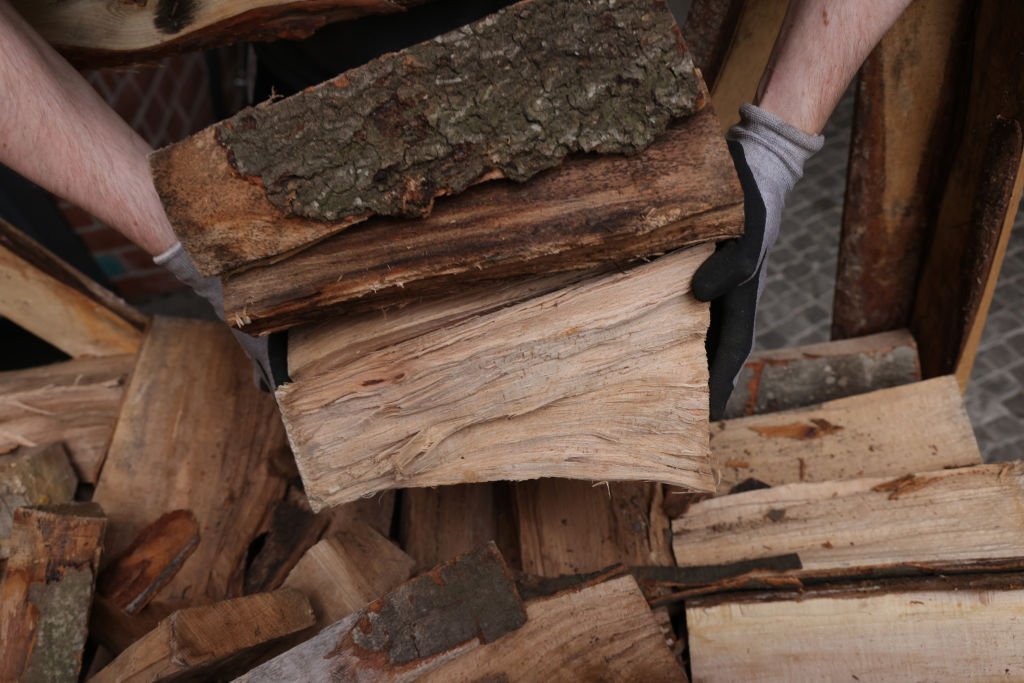 Pile de bois de chauffage Beaucoup de bois de chauffage est empilé par Pile de bois de chauffage Beaucoup de bois de chauffage est empilé par