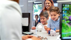 Start schooljaar doet aantal aanvragen zichtrekening voor jongeren pieken: waar moet je als ouder op letten?