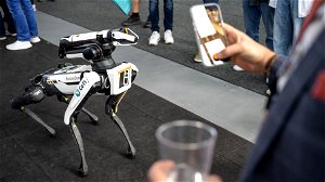 2024: Het jaar waarin AI een onvermijdelijke sprong vooruit maakt met lerende robots en visualiserende chatbots
