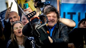 De kettingzaag treedt in actie: Argentinië devalueert zijn munt met 54%; ook de helft van de topambtenaren sneuvelt