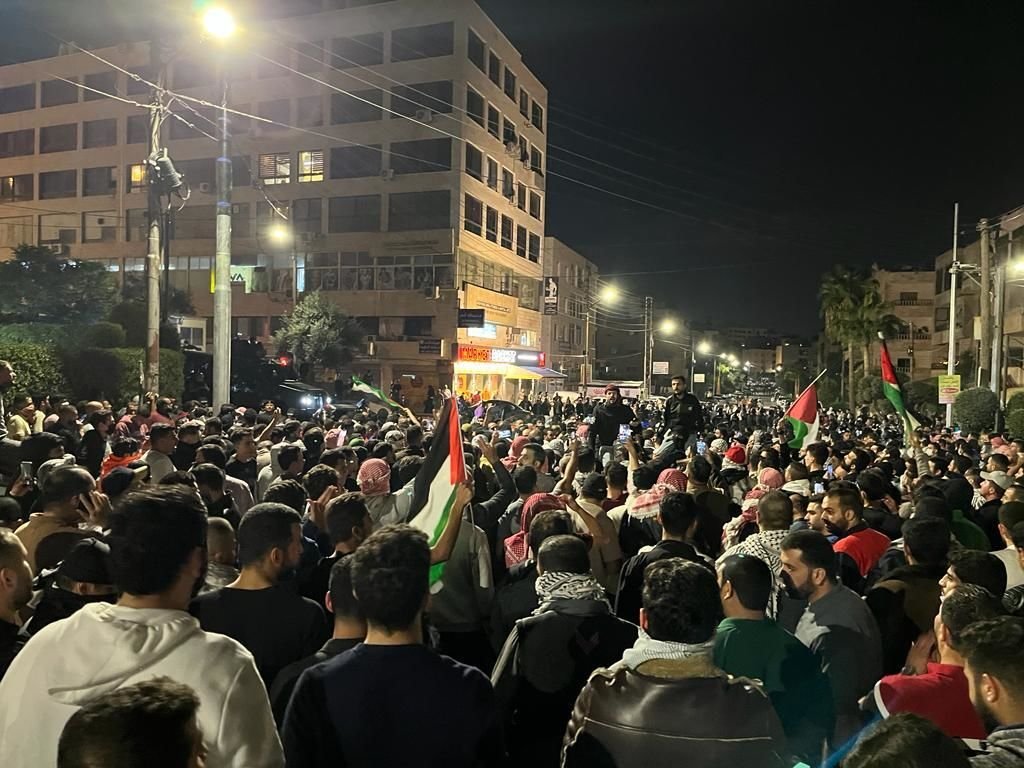 Dans plusieurs capitales de pays du Proche-Orient, des manifestants ont exprimé leur colère autour de l'ambassade d'Israël. Comme ici, à Amman, en Jordanie. (Laith Al-jnaidi/Anadolu via Getty Images)