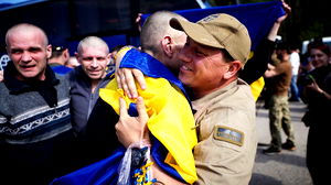 La Russie et l’Ukraine réalisent un important échange de prisonniers négocié par Trump