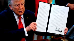 Trump tekent decreet om vlagverbranding bij protesten te vervolgen
