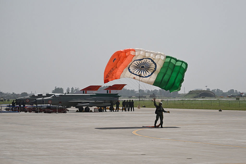 भारत अपनी सेना को आधुनिक बनाने में 25 अरब डॉलर का निवेश करता है