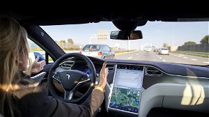 Tesla test autonoom rijden op moeilijkste kruispunt van Europa