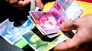 Zelfs in een land waar de inwoners grote fan zijn van cash boeten munten en biljetten aan populariteit in